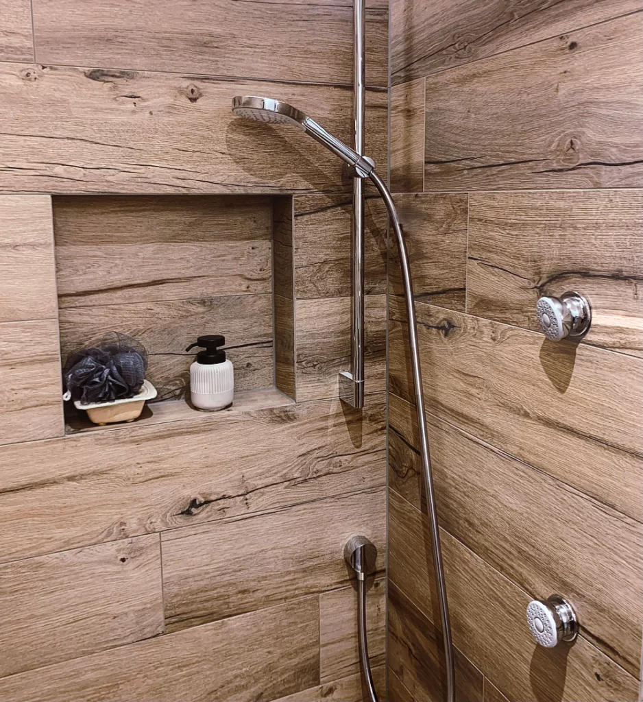 Dusche mit Holzoptik Fliesen