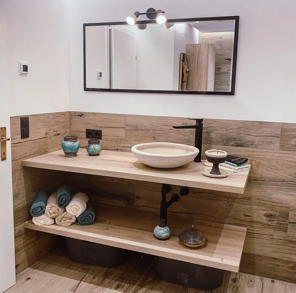 Badezimmer mit Holzoptik-Fliesen
