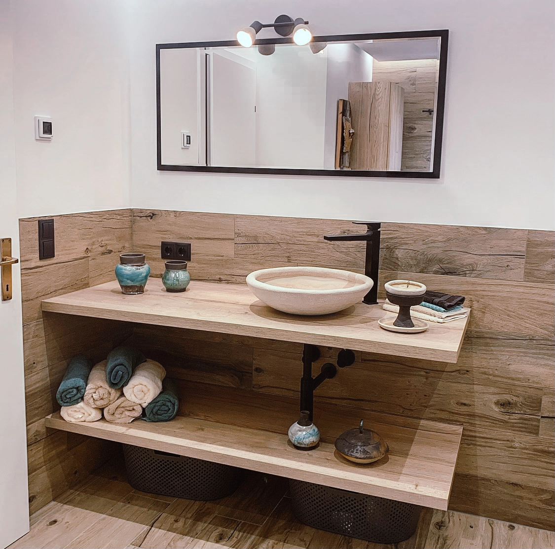 Badezimmer mit Holzoptik-Fliesen