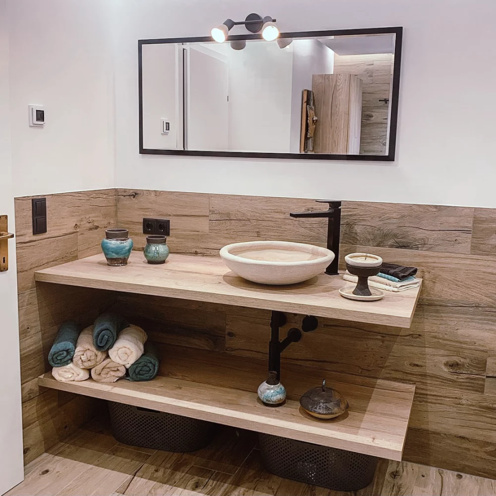 Badezimmer mit Holzoptik-Fliesen